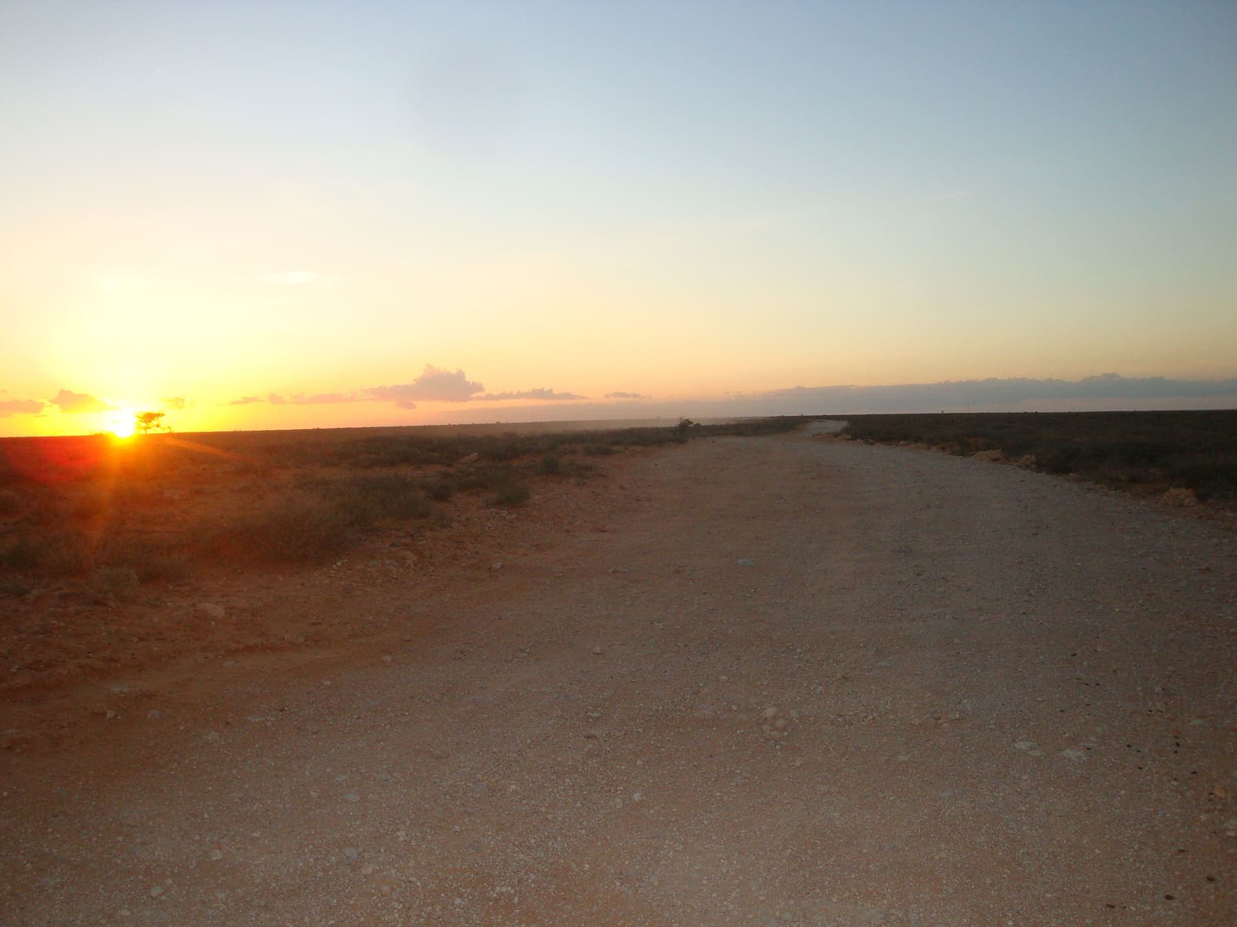 The unpaved road between Jariban and Garacad at sunset