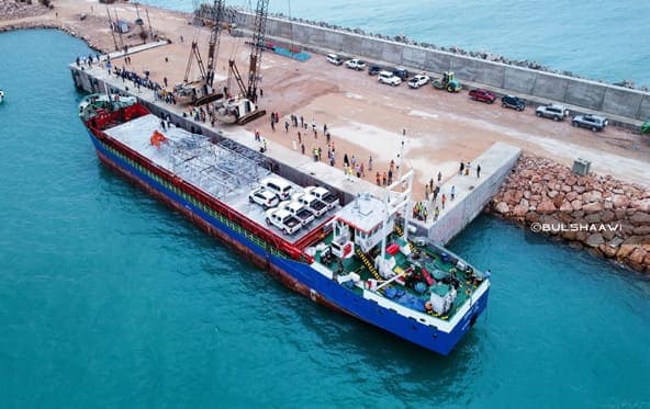 Ro-ro vessel unloading vehicles at the new Garacad quay