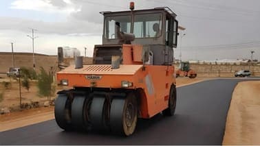 Pneumatic-tyred roller compacting asphalt